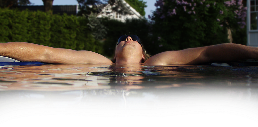 The owner of Snarøen.no floating in a pool, sunglasses on, entirely unbothered